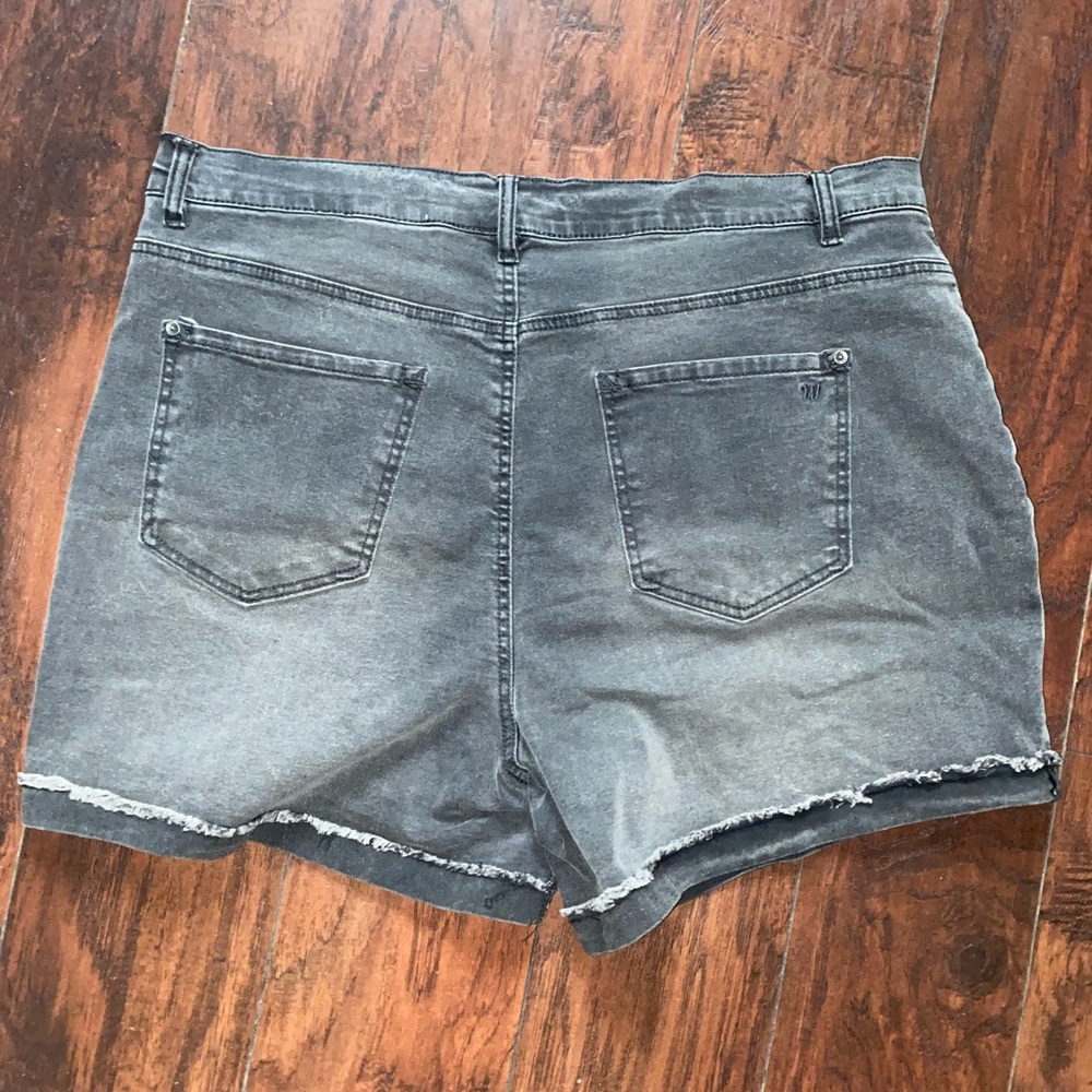 wallflower black/dark gray wash denim high-waisted shorts size 20W